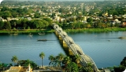 Cầu Tràng Tiền đi qua bao năm tháng đã trở thành biểu tượng của người dân xứ Huế